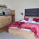 Skalnica- Z Widokiem Na Góry, Przy Szlakach