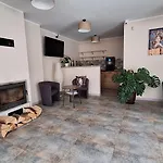 Skalnica- Z Widokiem Na Góry, Przy Szlakach