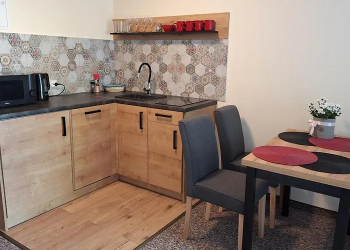 Skalnica- Z Widokiem Na Gory, Przy Szlakach