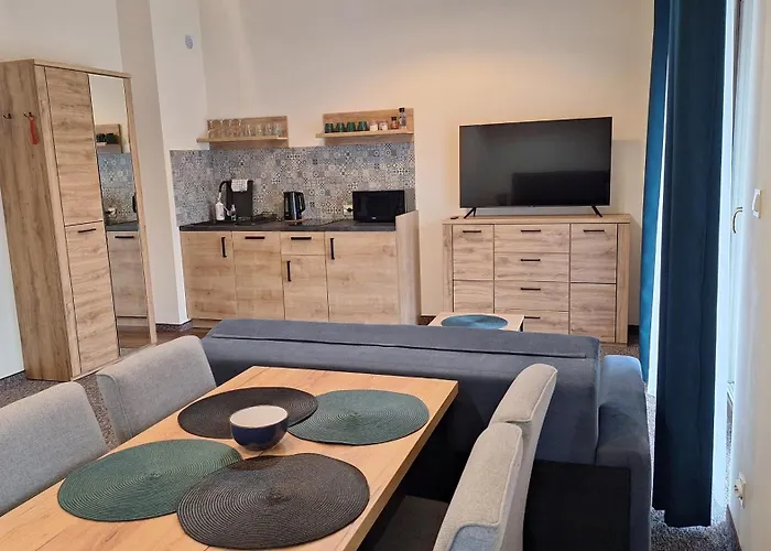 Skalnica- Z Widokiem Na Gory, Przy Szlakach